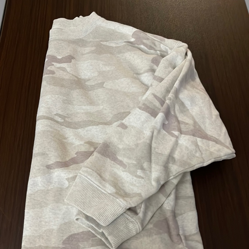 American Eagle Camo crewneck